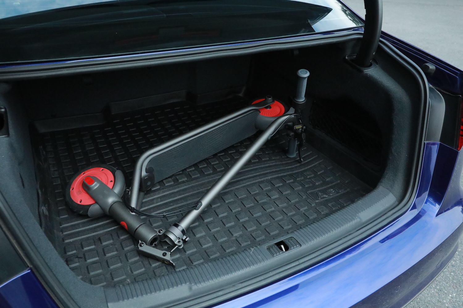 Ninebot eKickScooter ZING C20_Lifestyle pictures_Folded KickScooter in car trunk